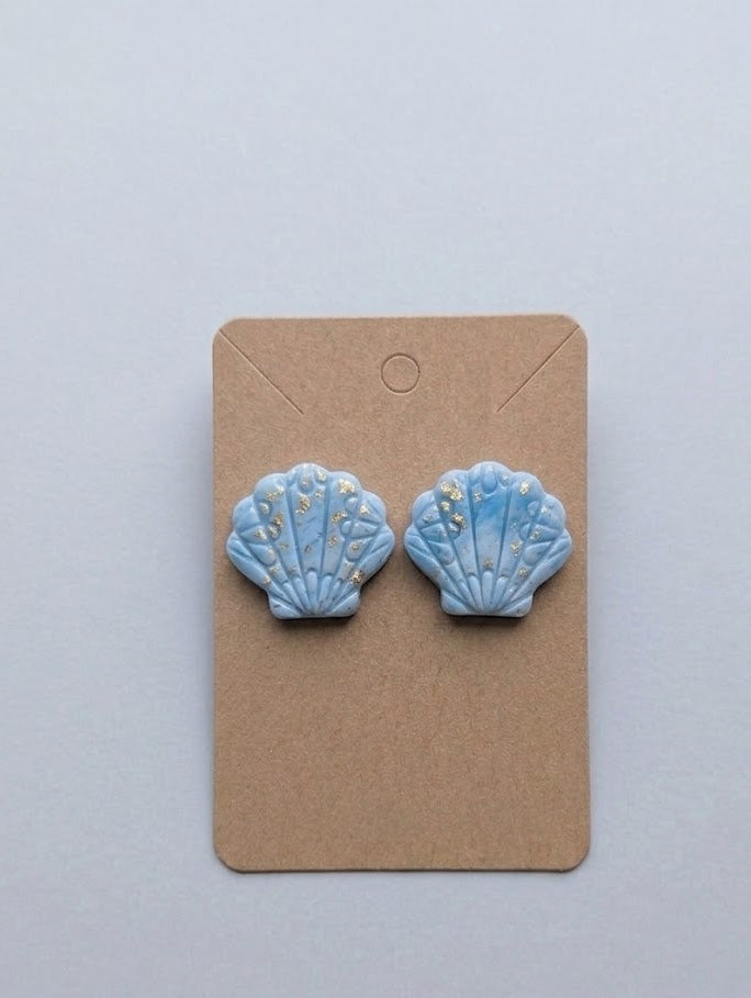 Studs concha azul hechos a mano en arcilla polimérica por Little Péridot