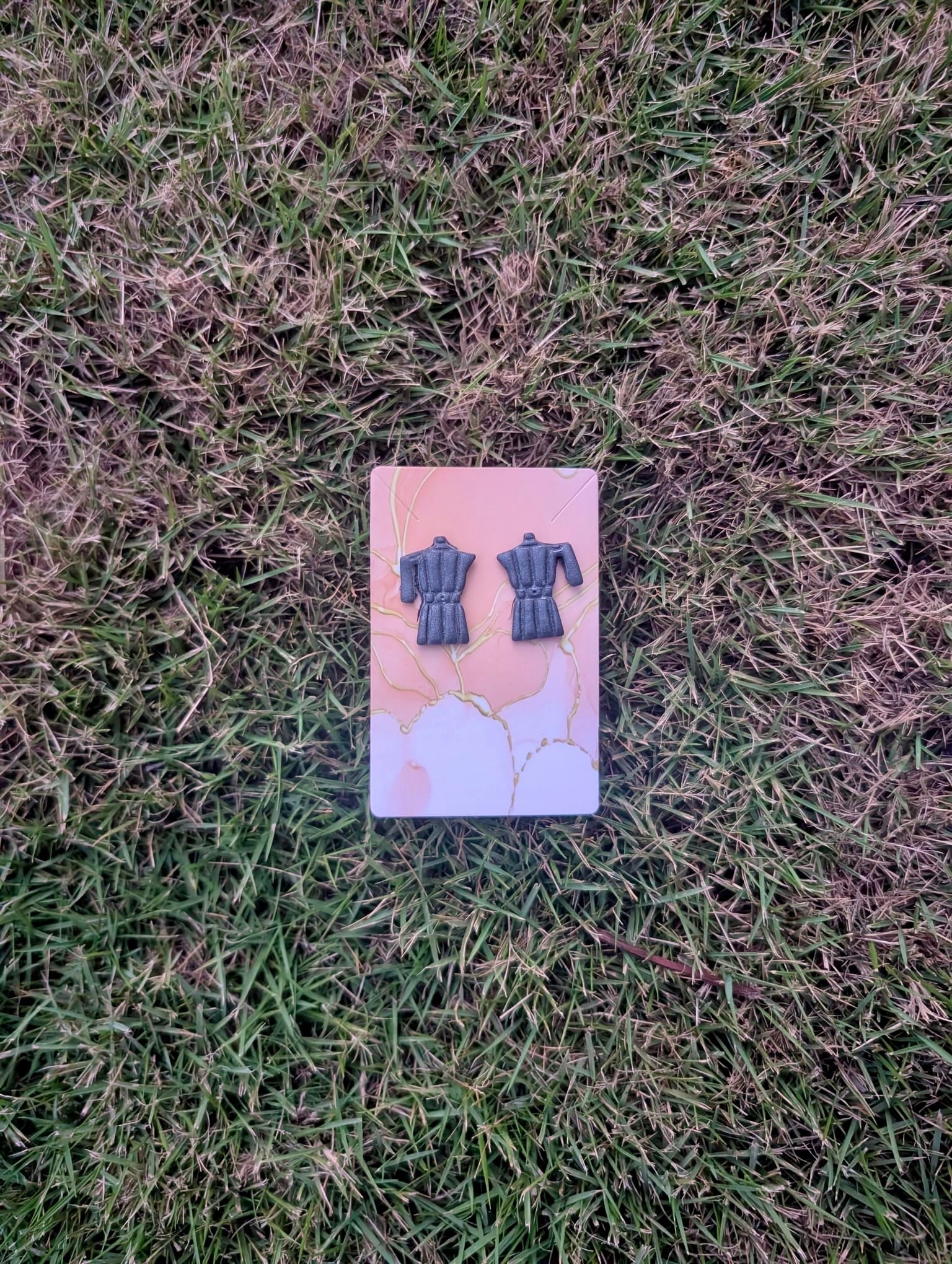 Doble pa’ llevar (granos + grecas) de Little Péridot con accesorios artesanales en arcilla polimérica