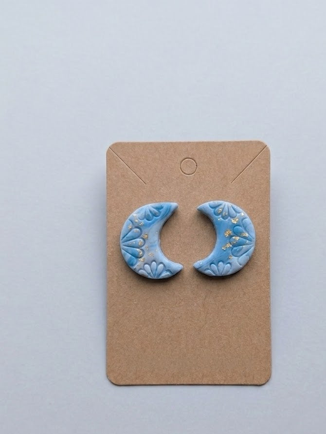 Studs Luna azul hechos a mano en arcilla polimérica por Little Péridot