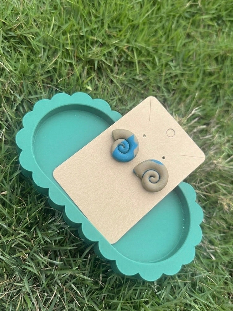 Studs caracol hechos a mano en arcilla polimérica por Little Péridot